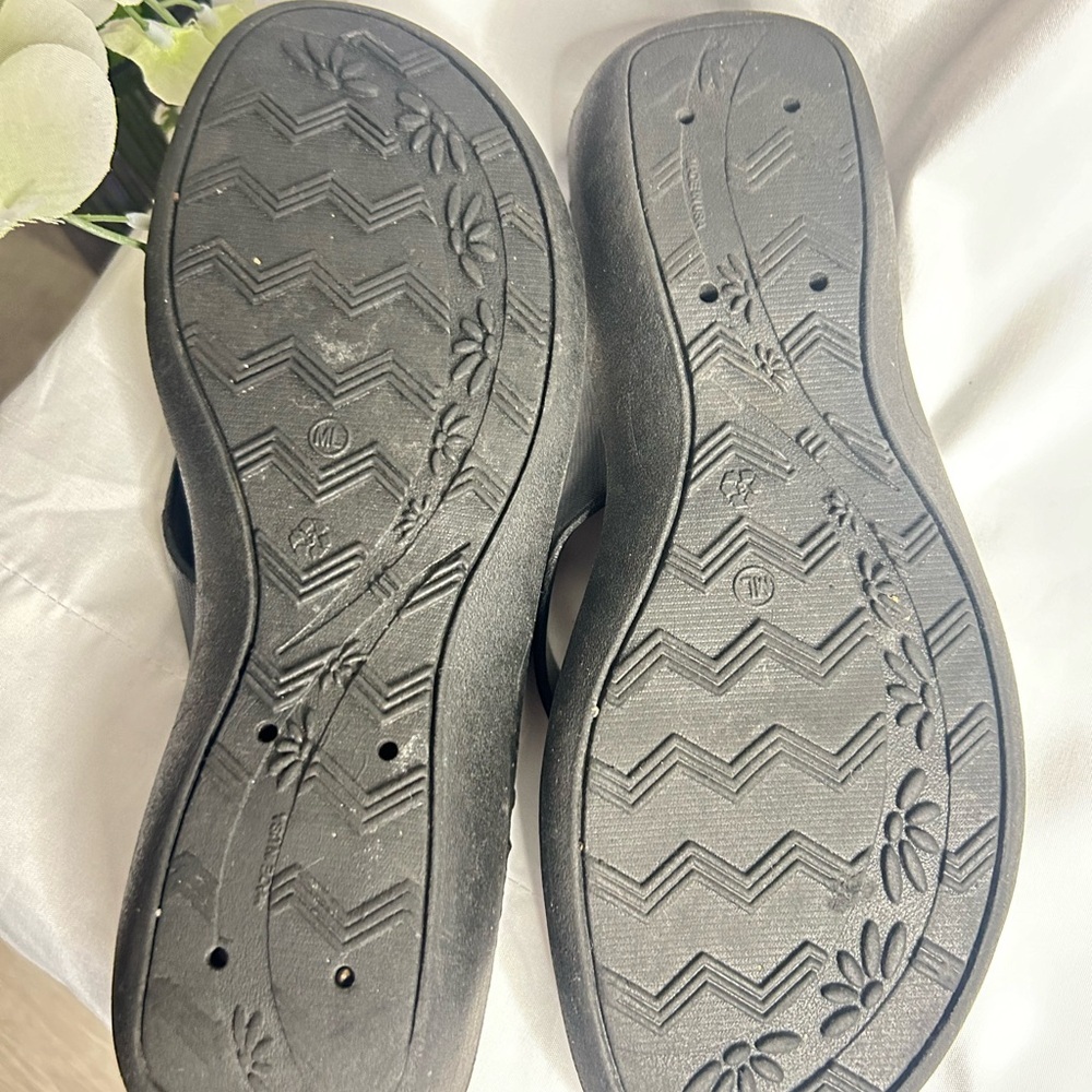 Okabashi Black Sandals with Cushioned Strap and Contoured Footbed - Picture 4 of 7